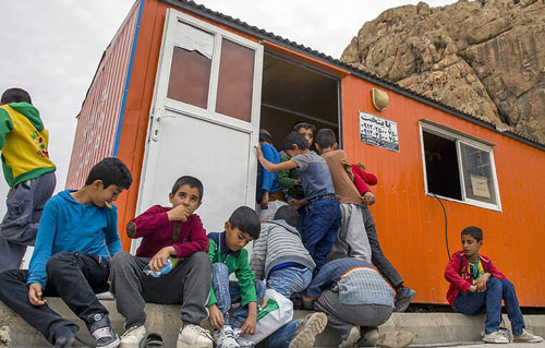 متاسفانه خیلی از خانواده ها بدلیل مشکلات مالی و فشار اقتصادی مجبور به زندگی کردن در کانکس شدن